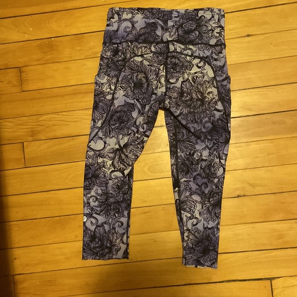 Lululemon capris - Picture 4 of 4